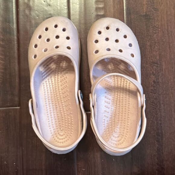 Crocs Shayna women’s size 5  Missing a strap on one shoe - Picture 1 of 5